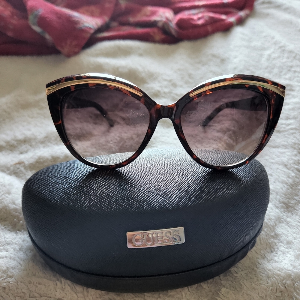 Guess sunglasses with case
